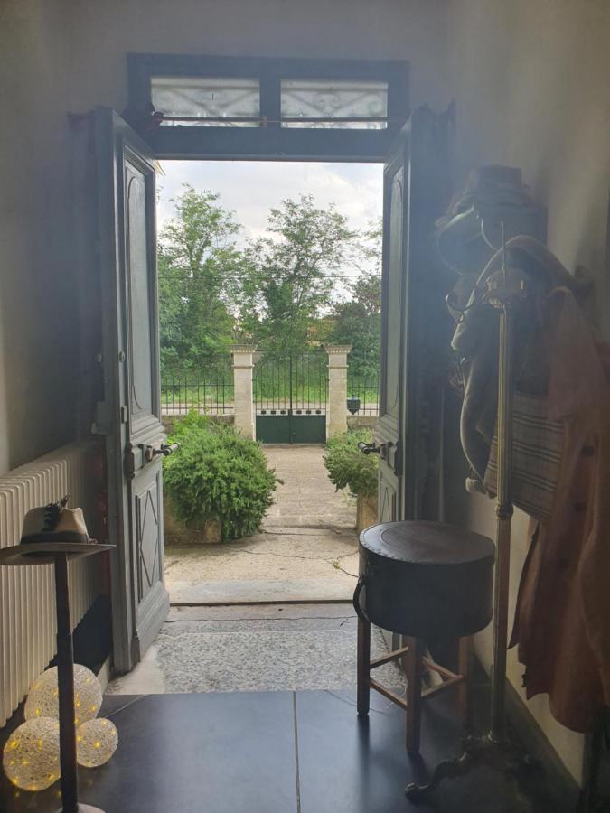Manoir En Crau Hotel Arles Buitenkant foto